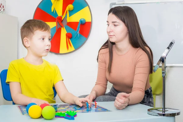 Giovane Logopedista Donna Impegnata Ufficio Con Bambino — Foto Stock