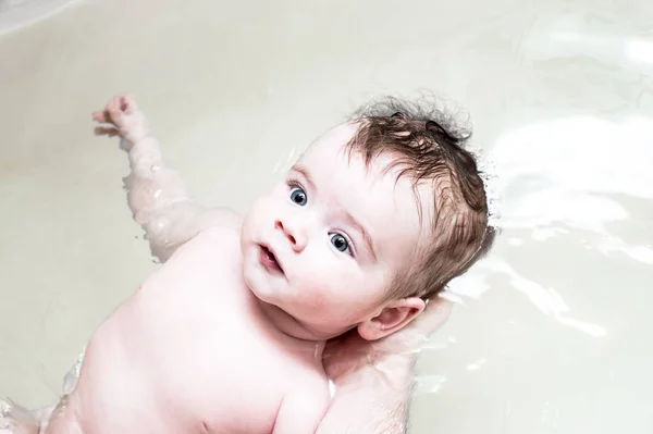 Baby Baadt Het Bad Papa Houdt Baby Het Water Close — Stockfoto