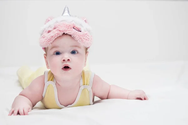 Retrato Bebé Una Máscara Para Dormir Sobre Cabeza Forma Unicornio —  Fotos de Stock