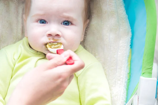 Mamá Alimenta Bebé Con Una Cuchara Puré Brócoli Niño Está — Foto de Stock