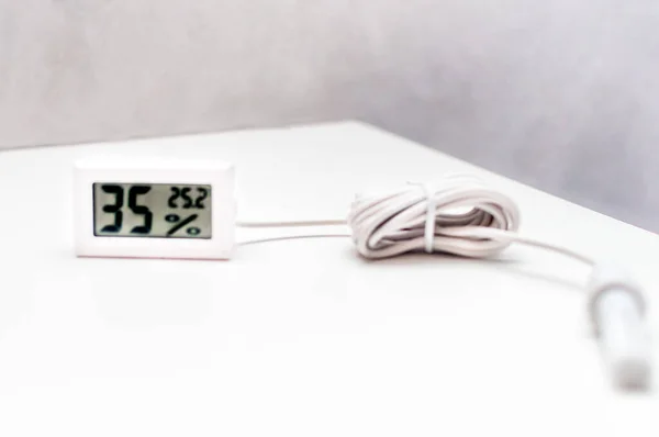 Hygrometer Een Tafel Een Ruimte Toont Vochtigheid Temperatuur Close — Stockfoto