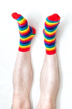 Gökkuşağı renkli çoraplı adam. LGBT konsepti. Yakın plan. Beyaz arka plan. Dikey fotoğraf