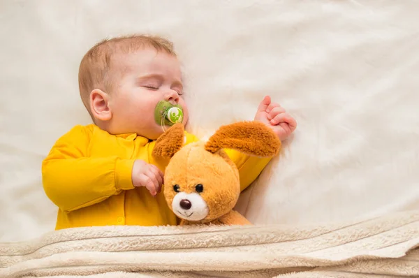 Retrato Cerca Bebé Dormido Abrazo Con Juguete Chupete Boca — Foto de Stock