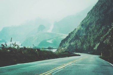 sis, karayolu 1, California, ABD kışın dağ yolda