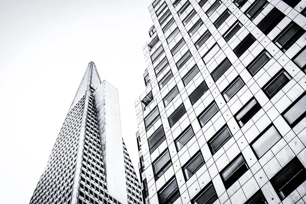 Edificio piramidal y edificio moderno en San Francisco, EE.UU. en blanco y negro — Foto de Stock