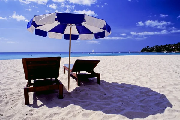 Sillas de playa y sombrilla — Foto de Stock