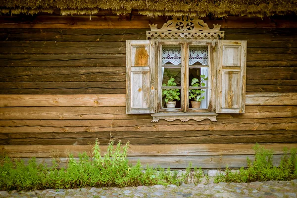 Hermosa ventana en una casa vieja —  Fotos de Stock