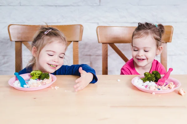 Kızlar onların gıda ile oynamak — Stok fotoğraf