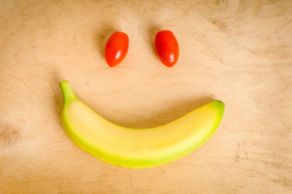 Посмішка з бананом і помідорами — стокове фото
