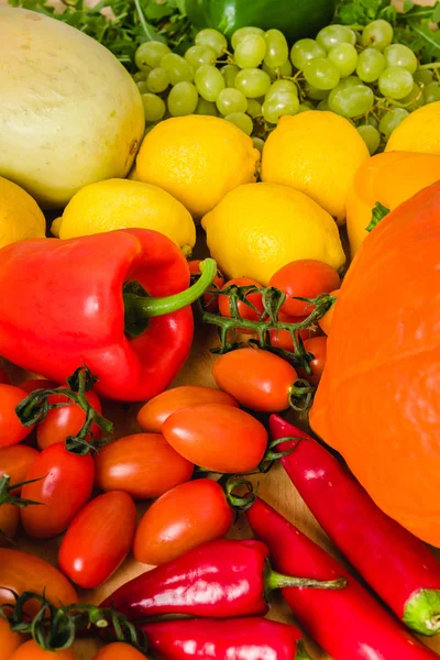 Фон зі свіжими і барвистими овочами — стокове фото