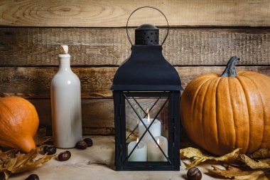 Fener ve ahşap bir masa üzerinde kabak