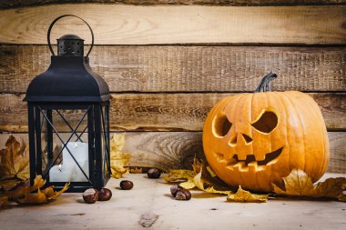 Fener ve ahşap bir masa üzerinde kabak