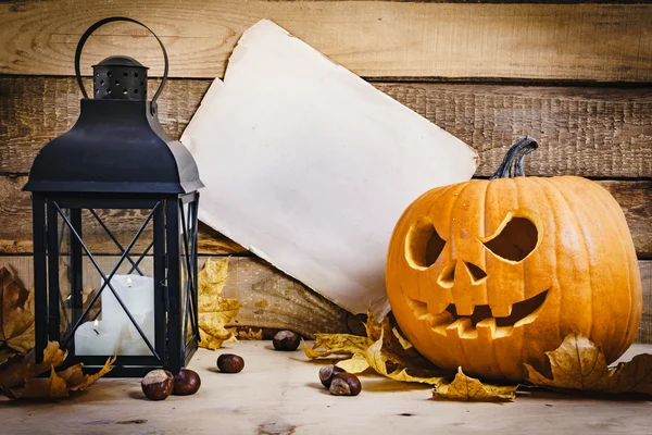 Cadılar Bayramı balkabağı fener ve kağıt