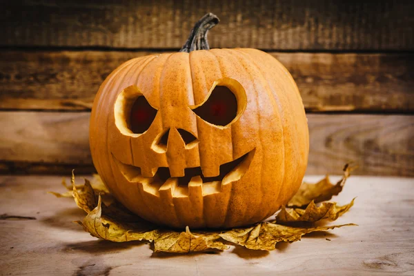 Ahşap bir masada Cadılar Bayramı balkabağı