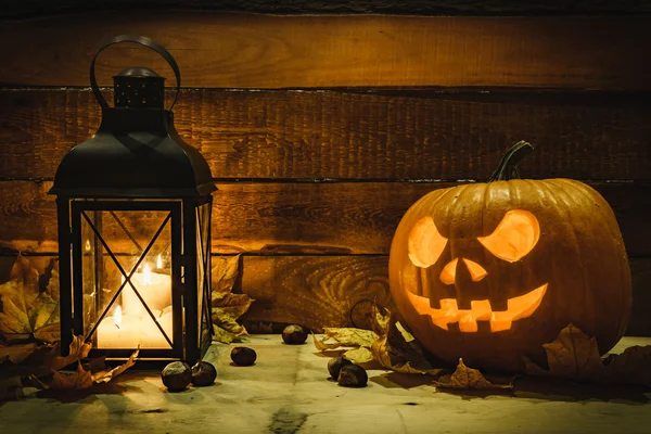 Fener ve ahşap bir masa üzerinde kabak