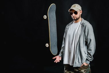 kaykay siyah bir arka plan üzerinde olan adam