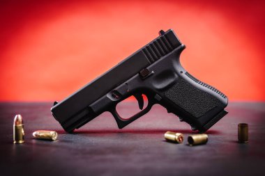 siyah bir tablo üzerinde siyah tabanca