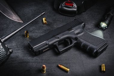silah, bıçak ve siyah bir tablo kartuşları