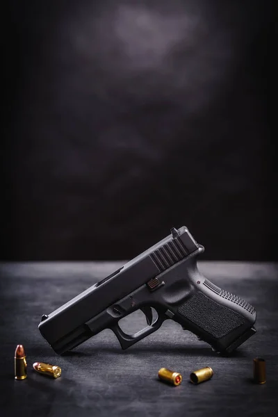 siyah bir tablo üzerinde siyah tabanca