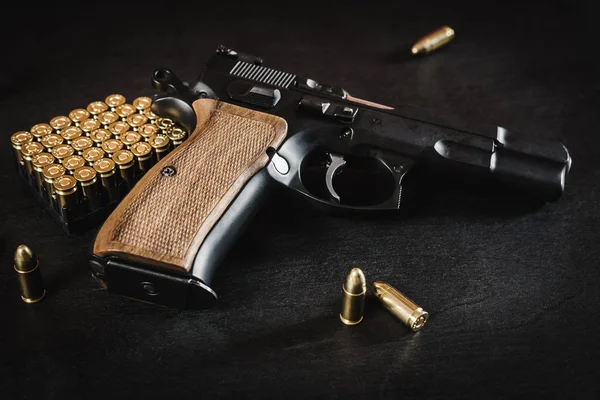 Silah ve mermiler masada.