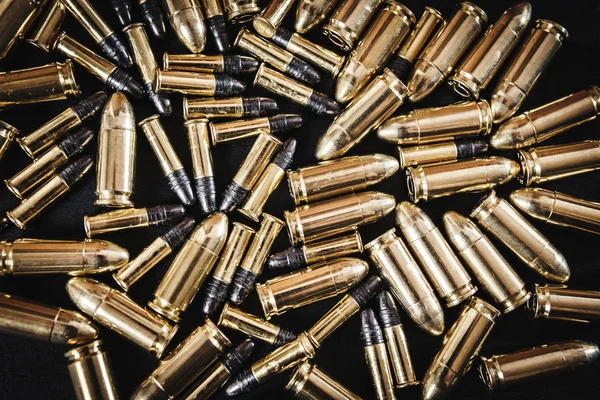 Kugeln aus der Waffe auf dem Tisch — Stockfoto