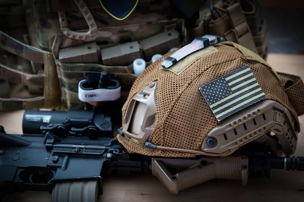 Militaire uitrusting met een geweer — Stockfoto