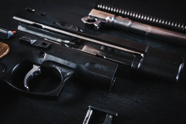 Masanın üzerinde silah parçaları