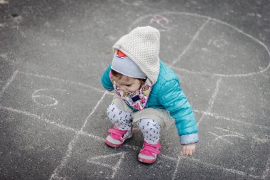 Seksek oynarken küçük ve güzel kız