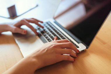 kadının bir bilgisayar klavye üzerinde eller