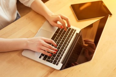 kadının bir bilgisayar klavye üzerinde eller