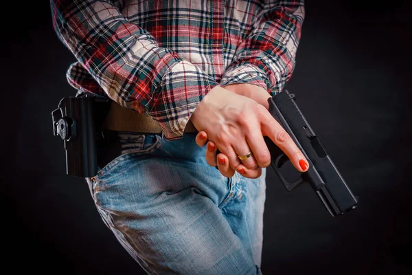 Vrouw dragen van jeans houdt een pistool — Stockfoto