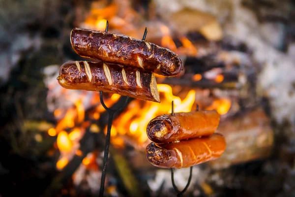 Biraz sosis ateşe kavrulmuş