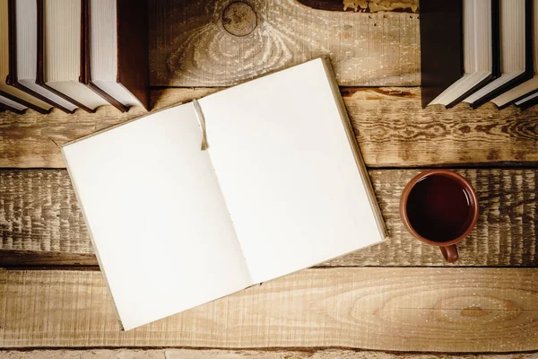 görünümü bir fincan çay ve kitap raf