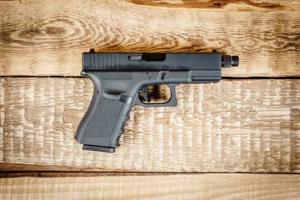 Vista dall'alto di una pistola nera — Foto Stock