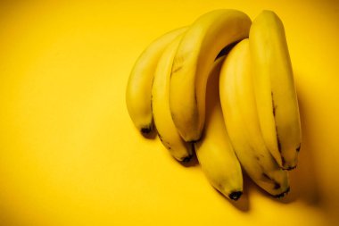 Sarı arka planda bir demet muz