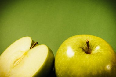 renkli bir arka plan üzerinde yeşil elma