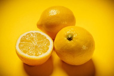 taze limon Sarı zemin üzerine