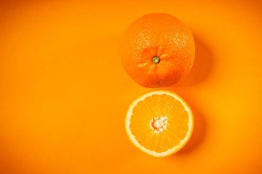 turuncu bir arka plan üzerinde sulu portakal