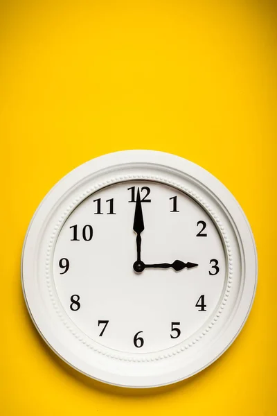 Sárga háttéren fehér óra — Stock Fotó
