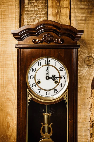 Oude klok op een houten muur — Stockfoto