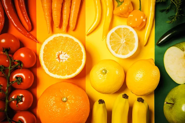 Овощи и фрукты на цветном фоне — стоковое фото
