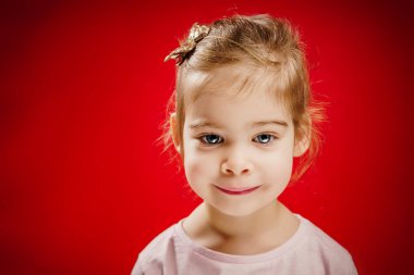 küçük kız gülümseyerek poz