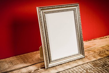 çerçeve ve kırmızı duvar ile raf