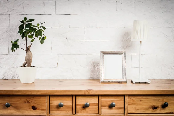 çerçeve ve çiçek ile raf