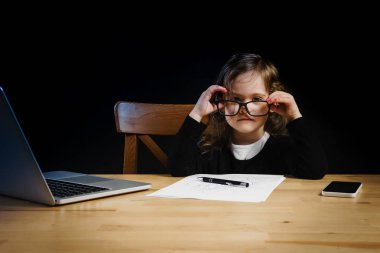 küçük kız ofiste oynamaktan