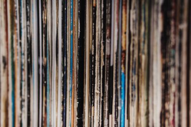 raf tam eski vintage vinil kayıtlar