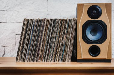 Ahşap raf içinde eski vinil kayıtlar