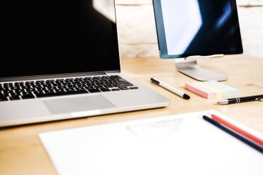 görünümü ile bir bilgisayar masası