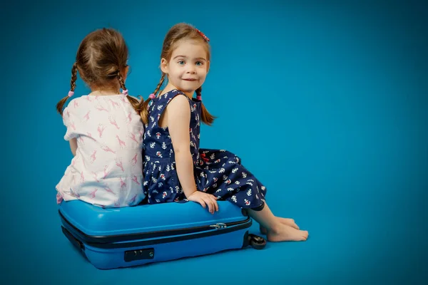 Sorelle su una valigia in attesa di viaggio — Foto Stock