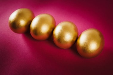 Mor arka planda Paskalya yumurtaları